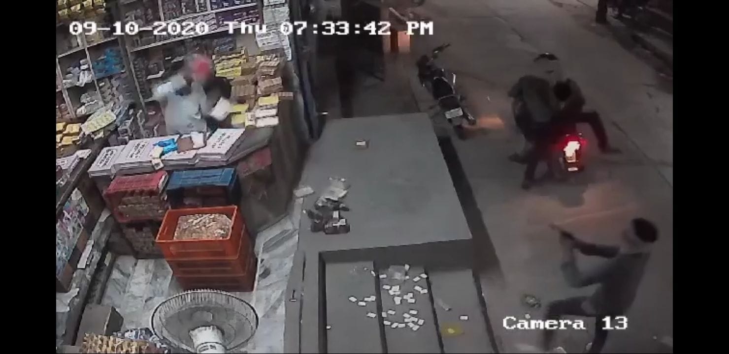 सीसीटीवी कैमरे में कैद वीरवार रात में दुकानदार रोहताश को गोली मारते युवक। सीसीटीवी कैमरे में कैद वीरवार रात में दुकानदार रोहताश को गोली मारते युवक।