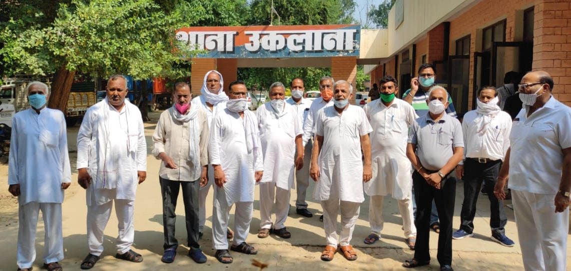  उकलाना थाने में गिरफ्तारी के लिए पहुंचे किसान, आढ़ती व मुनीम।