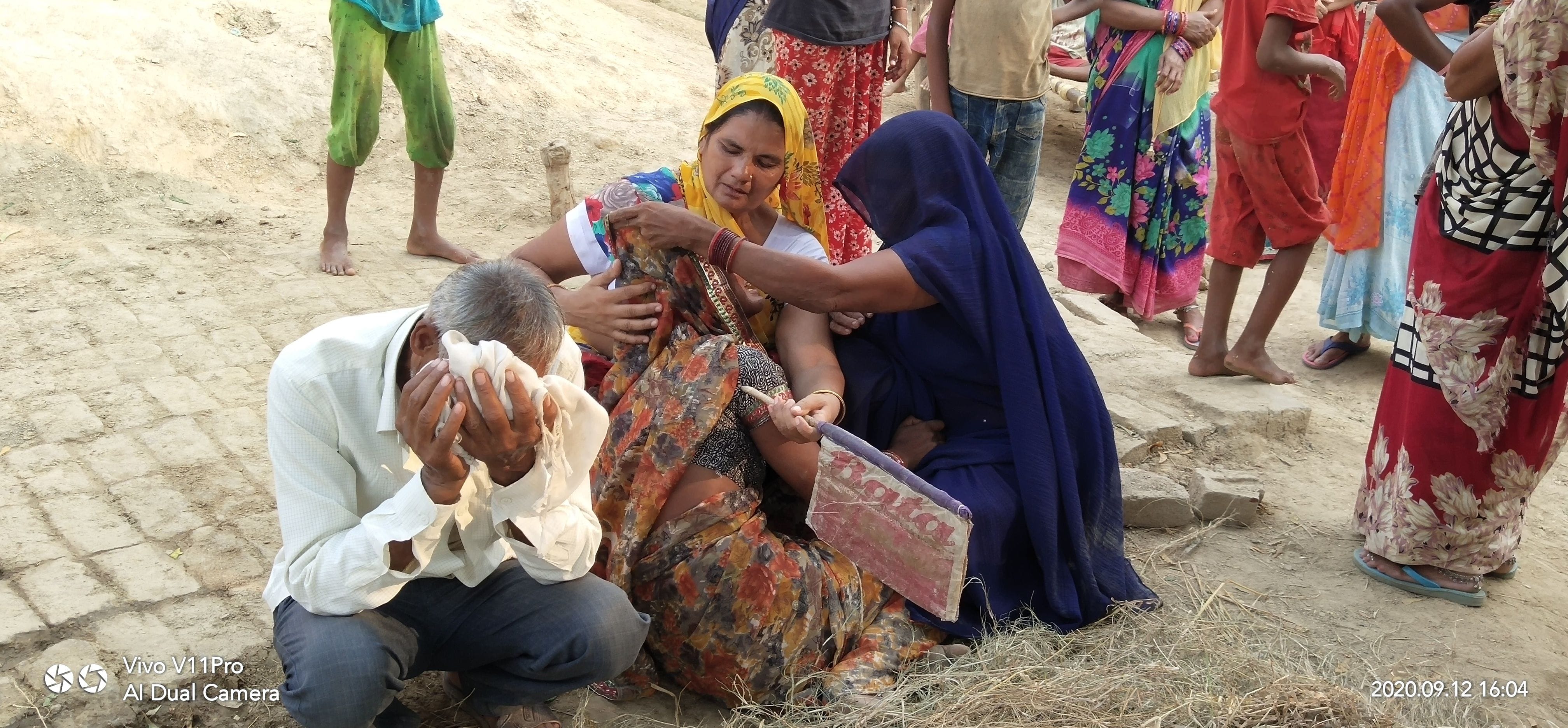 फोटो12एयूआरपी 31- पति की मौत के बाद रोती-बिलखती पत्नी नूतन फोटो12एयूआरपी 31- पति की मौत के बाद रोती-बिलखती पत्नी नूतन