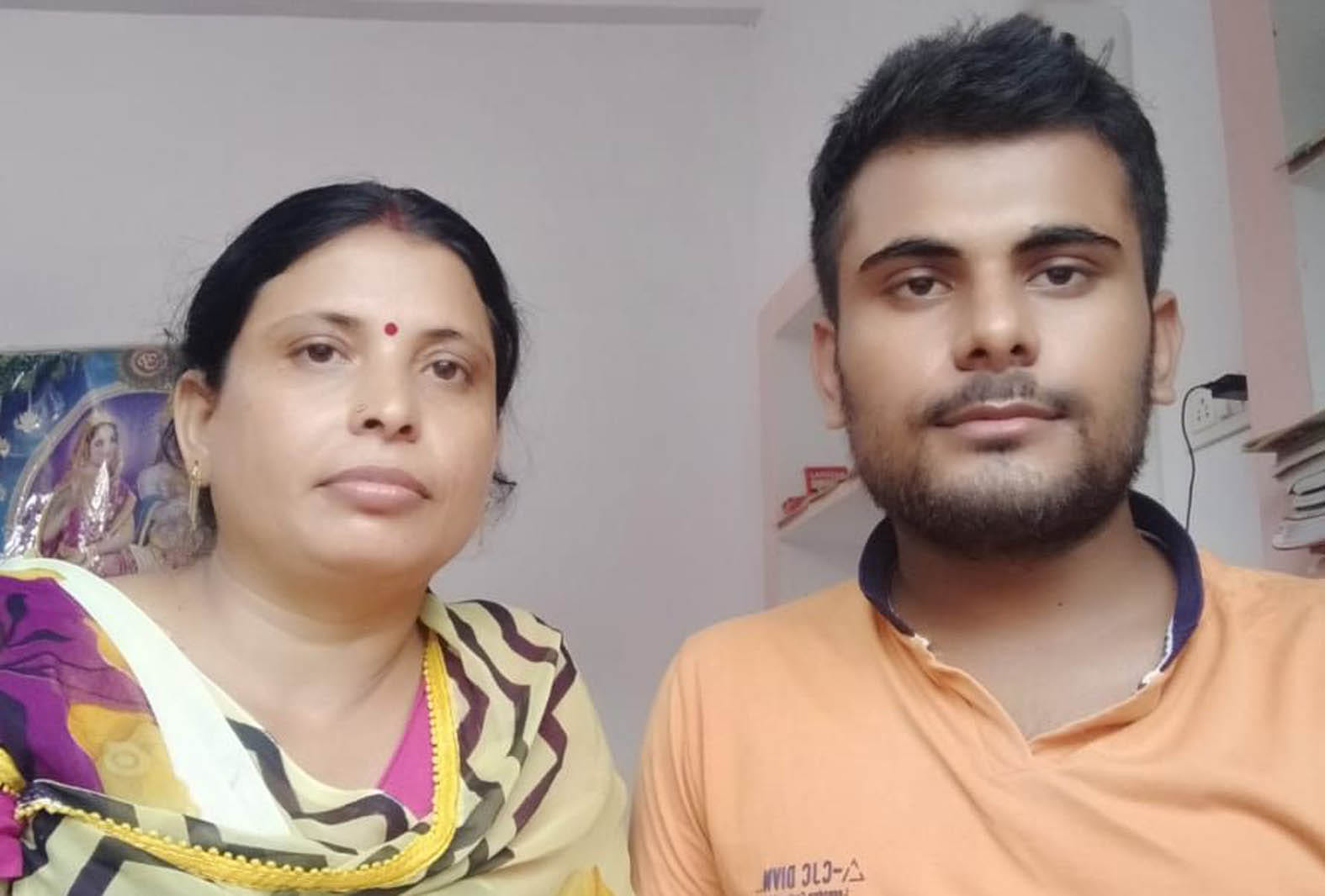 मां दीप्ति अवस्थी के साथ उत्कर्ष कुमार अवस्थी। मां दीप्ति अवस्थी के साथ उत्कर्ष कुमार अवस्थी।