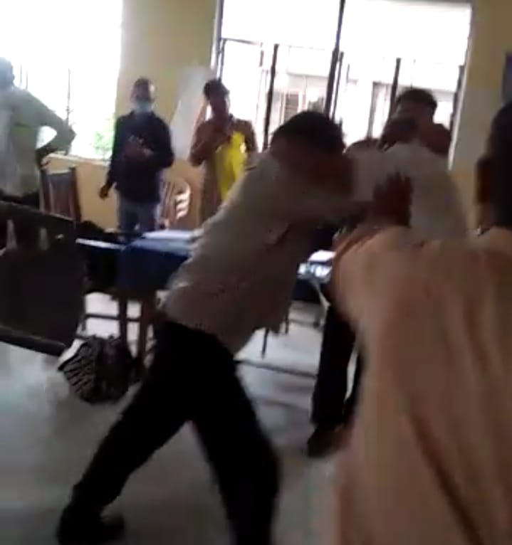 बिजनौर:   धामपुर तहसील में किसान से धक्कामुक्की करते लेखपाल।