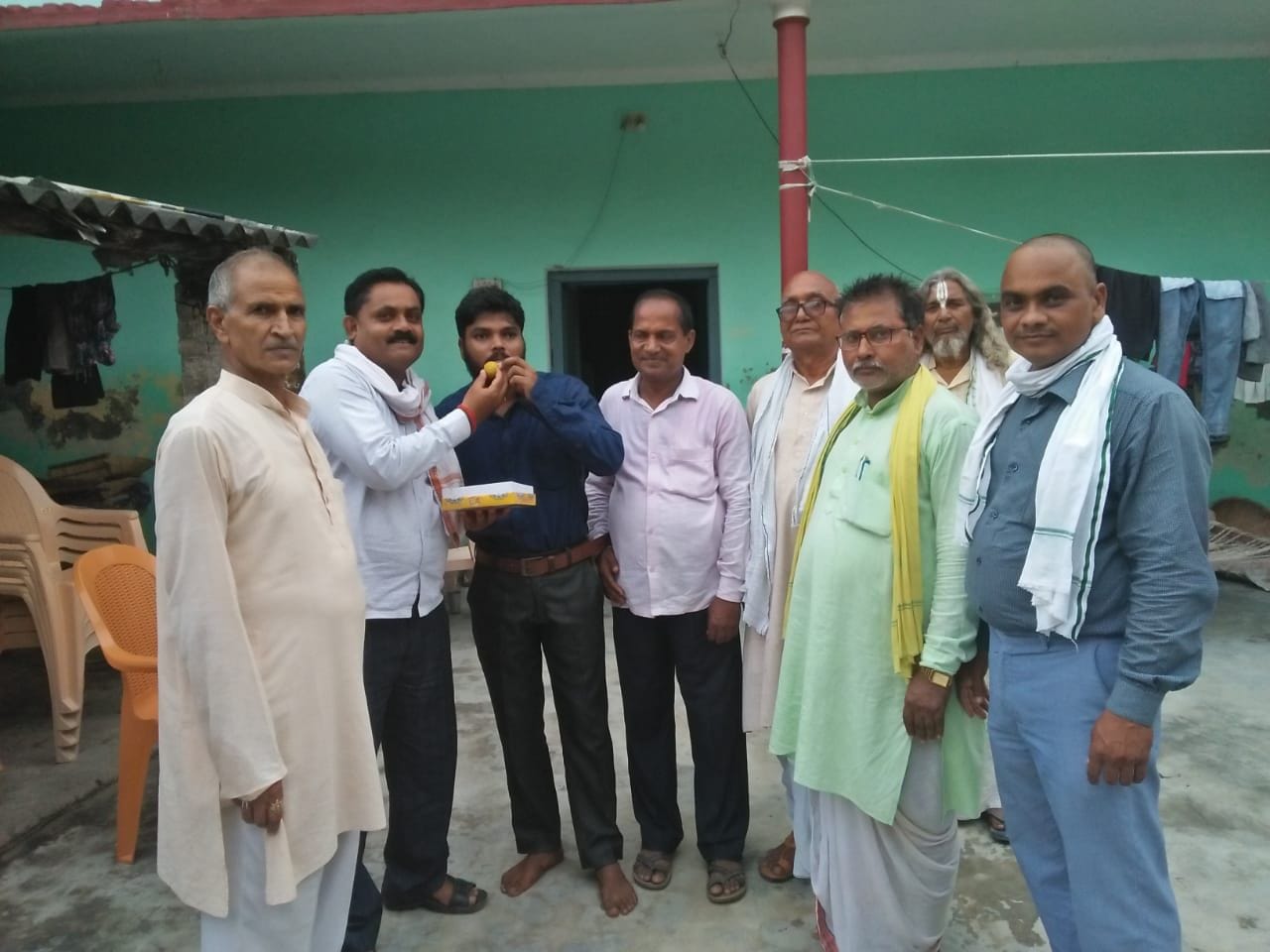 पट्टी के पूरे सुखचैन में पीसीएस बने मयंक मिश्रा को मिठाई खिलाते पिता व परिवार के लोग। पट्टी के पूरे सुखचैन में पीसीएस बने मयंक मिश्रा को मिठाई खिलाते पिता व परिवार के लोग।
