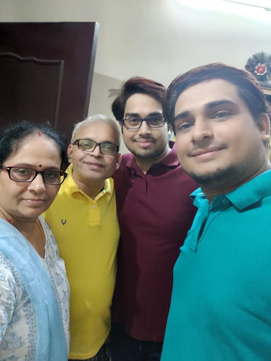 प्रतापगढ़ कुंडा के सगे भाई सौरभ व अनुपम त्रिपाठी पीसीएस में चयनित होने के बाद  माता पिता के साथ।