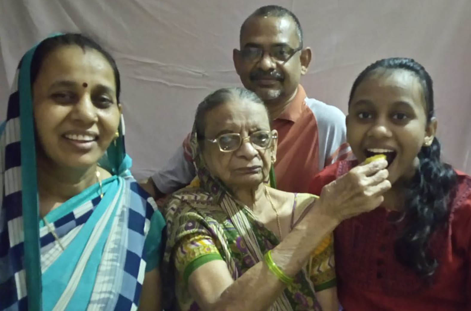 जेईई एडवांस की जिला टॉपर अंजली साहू को मिठाई खिलाती दादी मालती देवी। साथ में मां सुनीता व पिता रा? जेईई एडवांस की जिला टॉपर अंजली साहू को मिठाई खिलाती दादी मालती देवी। साथ में मां सुनीता व पिता रा?