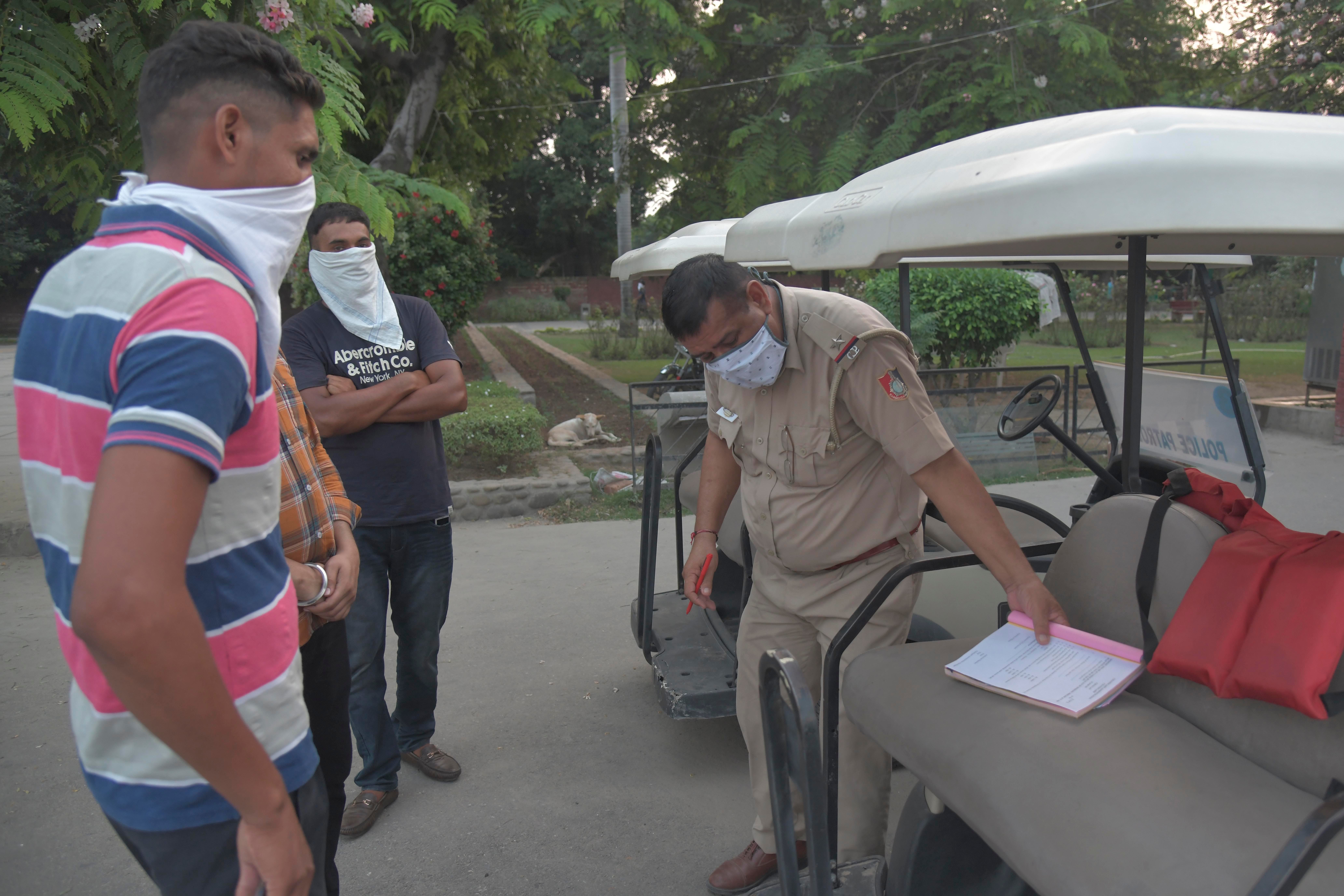 लेक पर बिना मास्क पहुंचे लोगों के चालान काटती पुलिस।