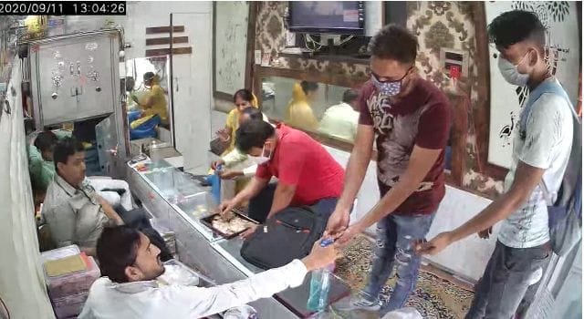 लूट से पहले हाथ सैनिटाइज करते बदमाश। लूट से पहले हाथ सैनिटाइज करते बदमाश।