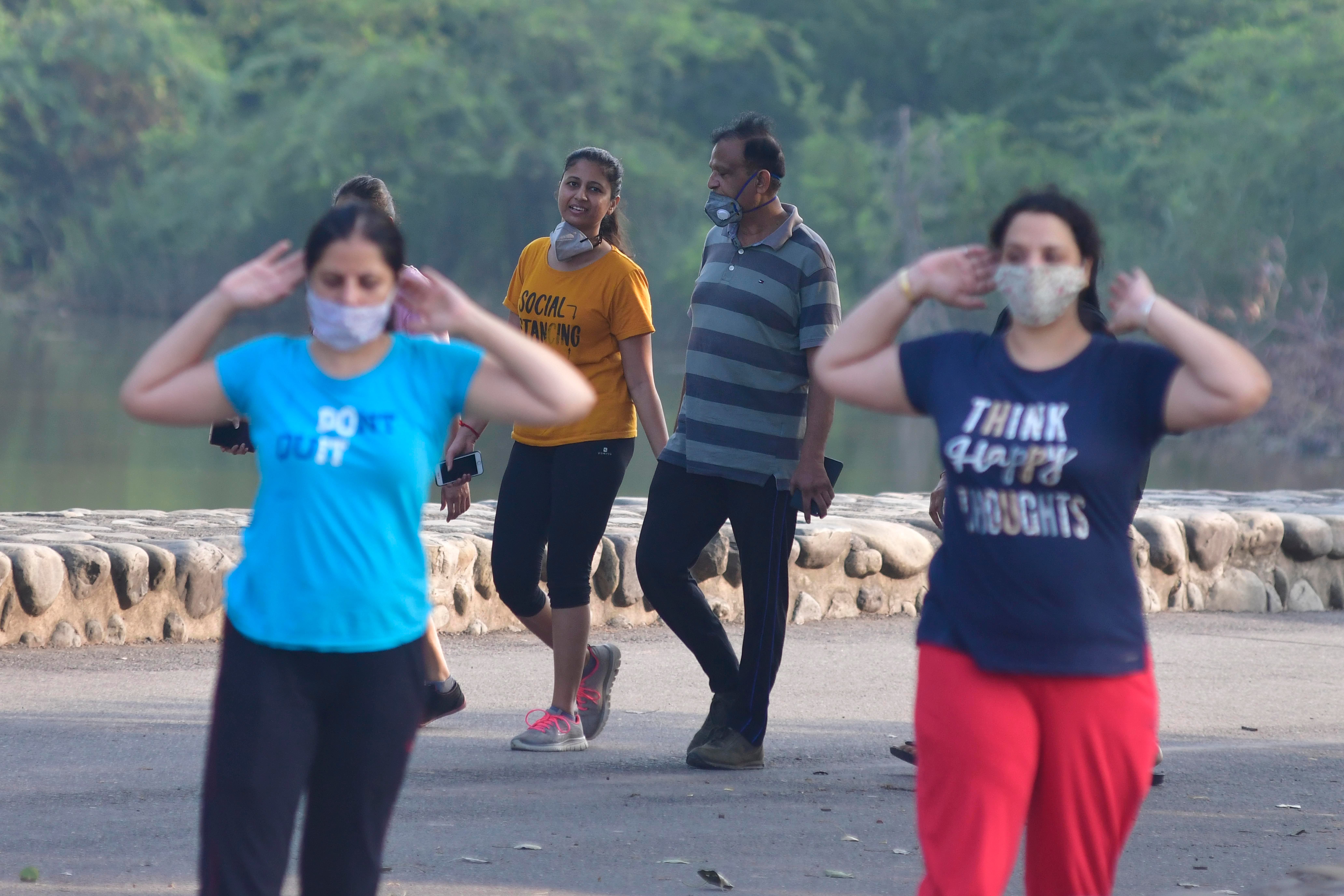 सुखना लेक पर सैर करतीं महिलाएं।