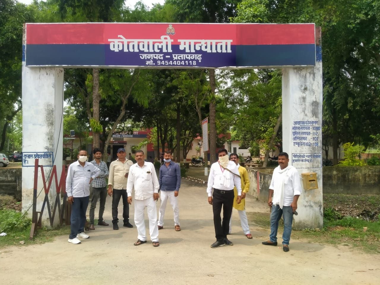 मानधाता कोतवाली का घेराव करने पहुंचे प्रधान व ग्रामीण। मानधाता कोतवाली का घेराव करने पहुंचे प्रधान व ग्रामीण।