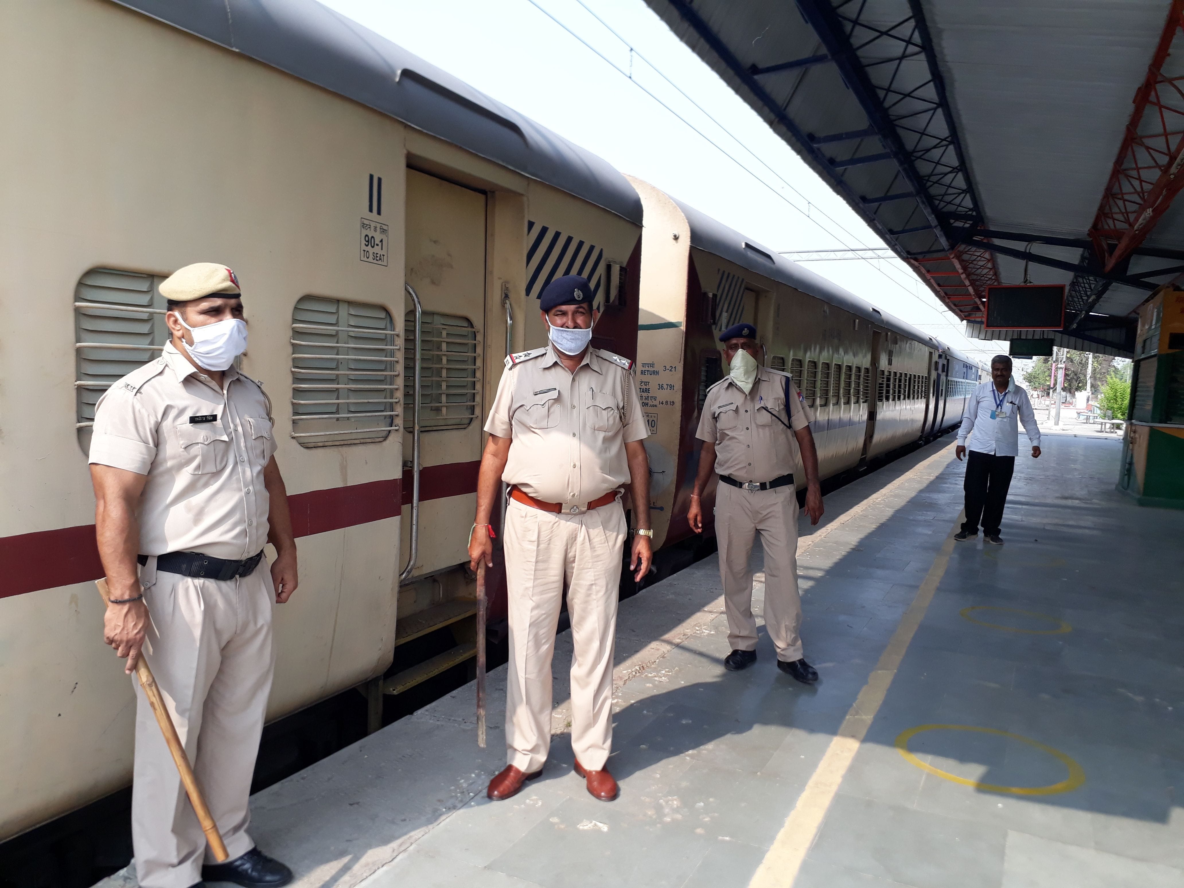-फोटो 8 : रेलवे स्टेशन पर प्लेटफार्म पर घटना के बाद तैनात पुलिस। -फोटो 8 : रेलवे स्टेशन पर प्लेटफार्म पर घटना के बाद तैनात पुलिस।