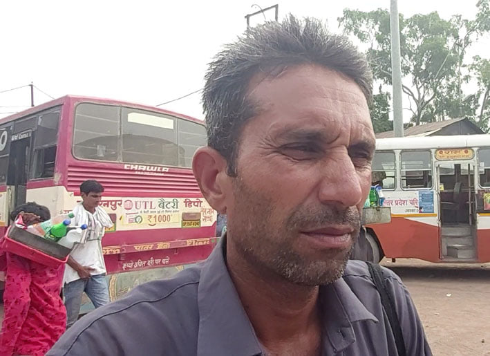 रोडवेज बस अड्डे पर फर्स्ट एड बॉक्स के बारे में बताता मुरादाबाद रूट का परिचालक।
