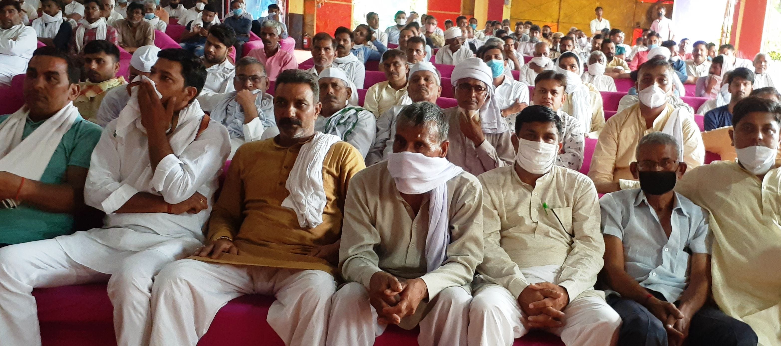 बुढ़ाना में विजयी बैंक प्रतिनिधियों के स्वागत समारोह में मौजूद ग्रामीण। बुढ़ाना में विजयी बैंक प्रतिनिधियों के स्वागत समारोह में मौजूद ग्रामीण।