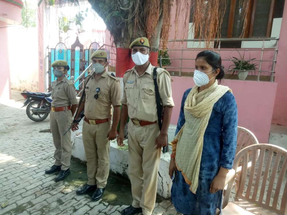महोबा में कबरई के जवाहर नगर स्थिल क्रशर व्यापारी इंद्रकांत त्रिपाठी के घर के बाहर तैनात पुलिस बल? महोबा में कबरई के जवाहर नगर स्थिल क्रशर व्यापारी इंद्रकांत त्रिपाठी के घर के बाहर तैनात पुलिस बल?