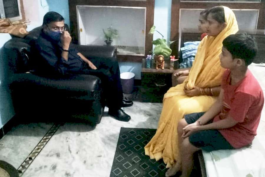 महोबा में कबरई के जवाहर नगर स्थिल क्रशर व्यापारी इंद्रकांत त्रिपाठी की पत्नी और बच्चों से मुलाक? महोबा में कबरई के जवाहर नगर स्थिल क्रशर व्यापारी इंद्रकांत त्रिपाठी की पत्नी और बच्चों से मुलाक?