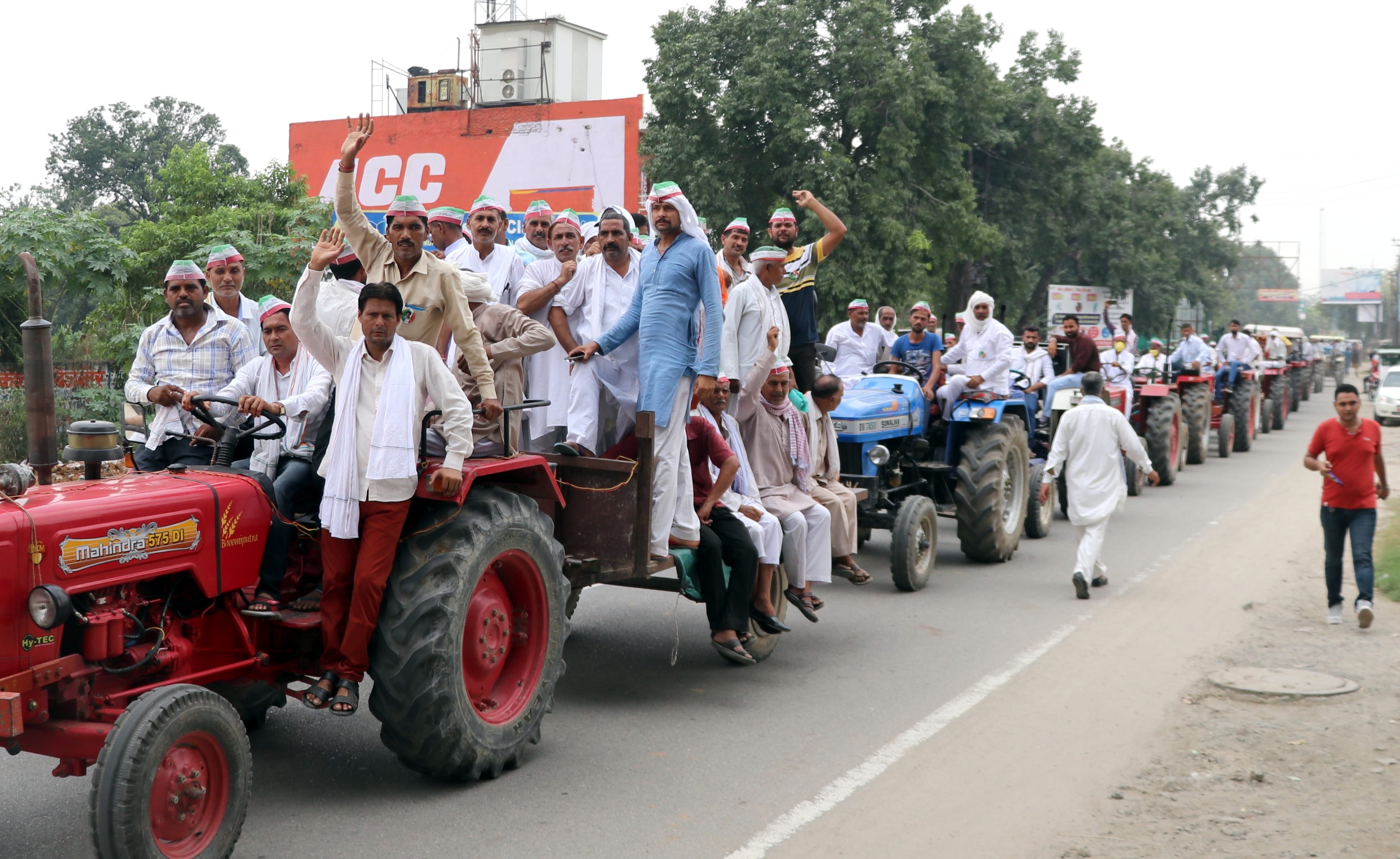 बिजनौर में ट्रैक्टर रैली निकालते राष्ट्रीय किसान मजदूर संगठन के कार्यकर्ता।