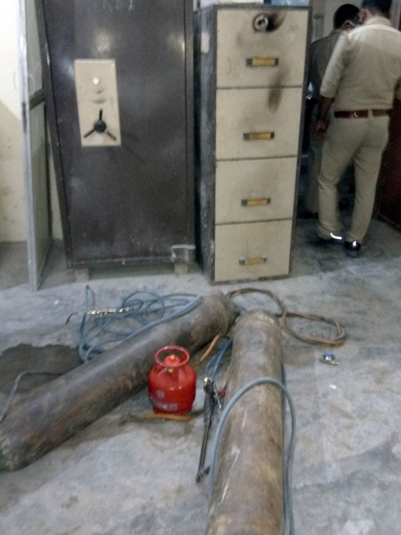 बिडौली प्रथमा यू पी ग्रामीण बैंक के स्ट्रॉग रूम में पडे़ गैस कटर