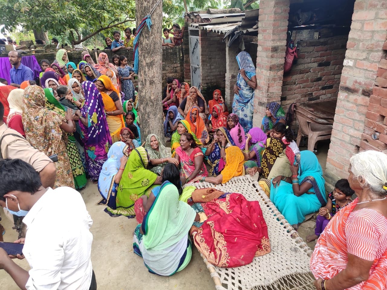 मड़ियाहूं नगर के सोईथा दलित बस्ती में दोपहर में शार्ट सर्किट से लगी आग में दो बच्चों व मां की मौत क मड़ियाहूं नगर के सोईथा दलित बस्ती में दोपहर में शार्ट सर्किट से लगी आग में दो बच्चों व मां की मौत क