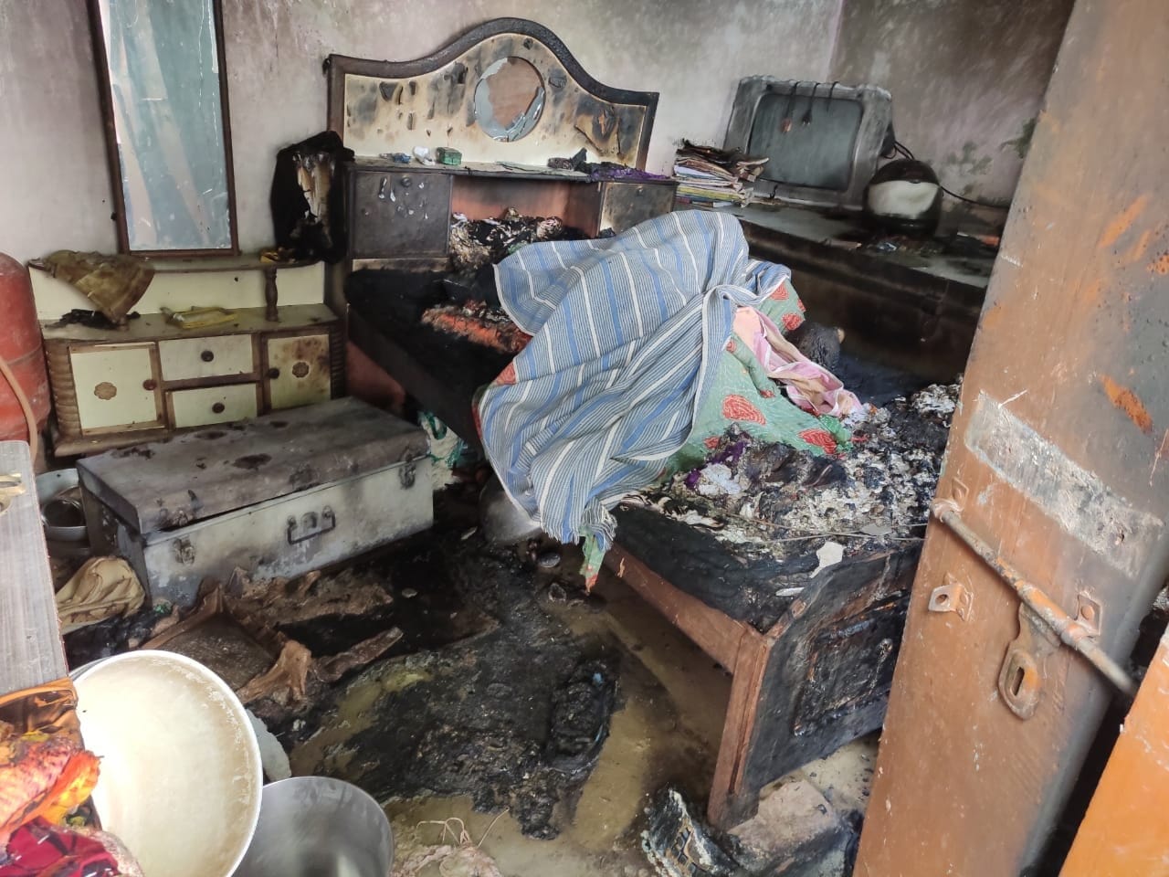 मड़ियाहूं नगर के सोईथा दलित बस्ती में दोपहर में शार्ट सर्किट से लगी आग जलकर राख हुआ घर। मड़ियाहूं नगर के सोईथा दलित बस्ती में दोपहर में शार्ट सर्किट से लगी आग जलकर राख हुआ घर।