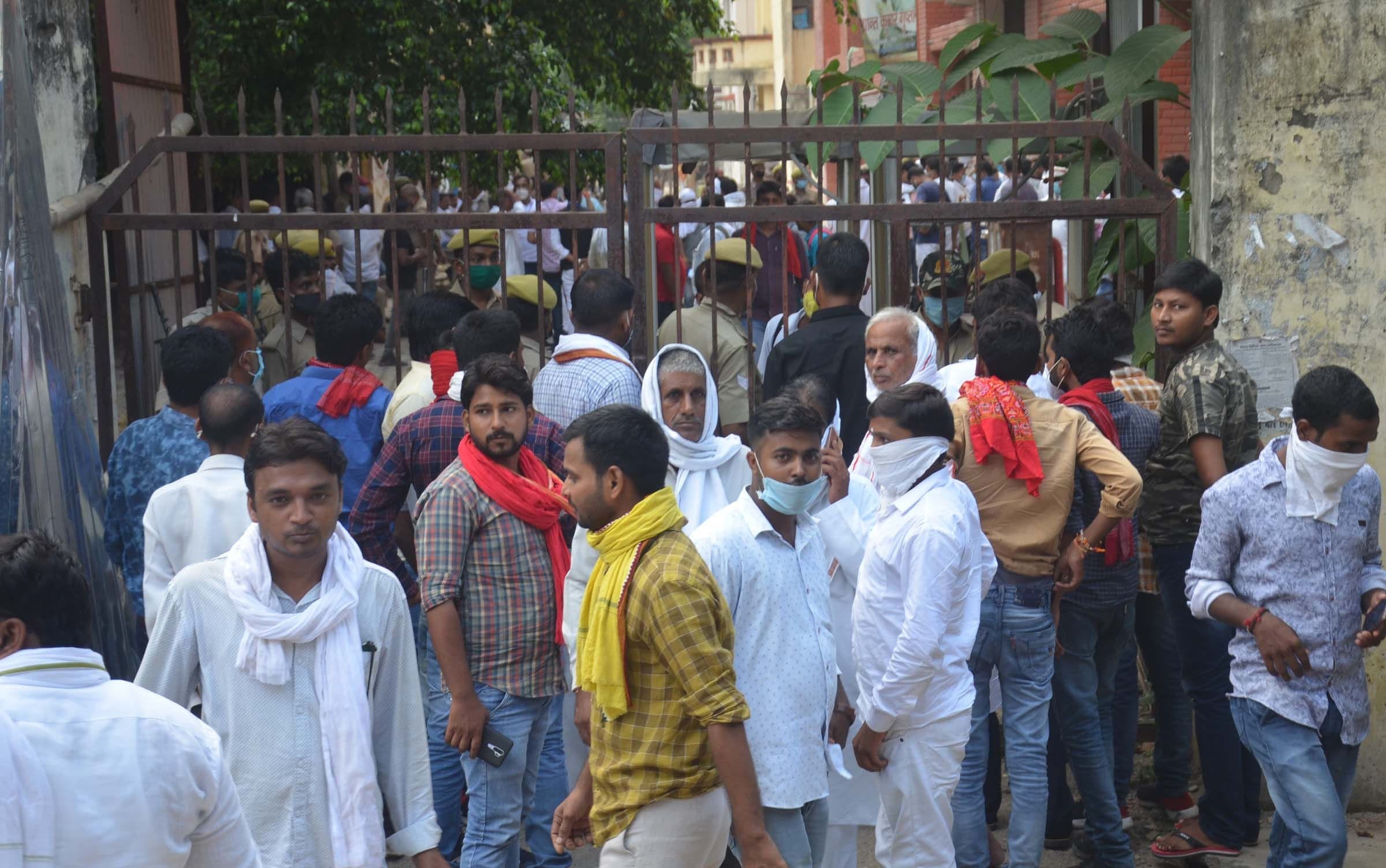 सपा जिलाध्यक्ष की कोर्ट में पेशी के दौरान पीडब्ल्यूडी कार्यालय के सामने न्यायालय गेट पर जुटी भी? सपा जिलाध्यक्ष की कोर्ट में पेशी के दौरान पीडब्ल्यूडी कार्यालय के सामने न्यायालय गेट पर जुटी भी?