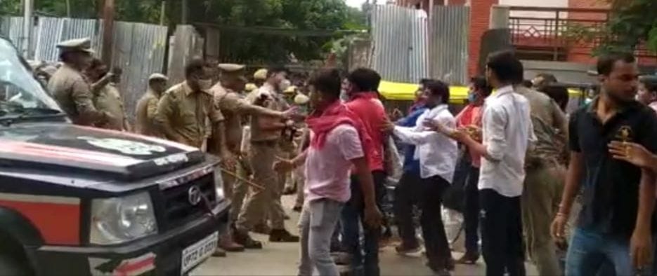 सपा जिलाध्यक्ष की न्यायालय में पेशी के दौरान पुलिस से नोकझोक करते कार्यकर्ता। सपा जिलाध्यक्ष की न्यायालय में पेशी के दौरान पुलिस से नोकझोक करते कार्यकर्ता।