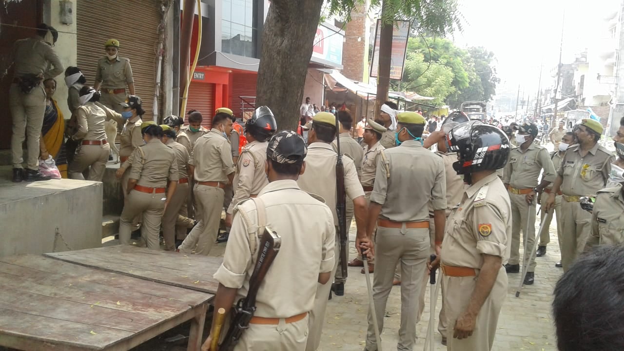 सिधारी थाना में ट्रांसफर्मार लगवाने के लिए भारी संख्या में पहुंची फोर्स विरोध करने वालों को हटा? सिधारी थाना में ट्रांसफर्मार लगवाने के लिए भारी संख्या में पहुंची फोर्स विरोध करने वालों को हटा?