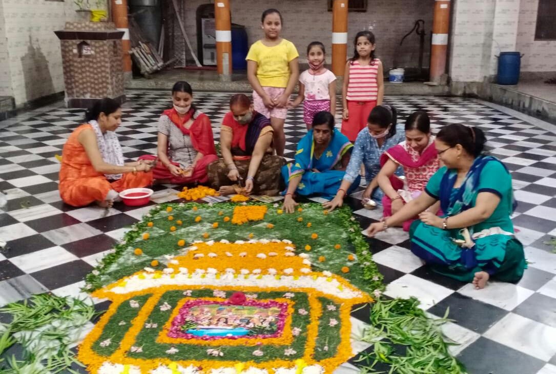 श्री राधा वल्लभ मंदिर में सांझी उत्सव में रास मंडल की सांझी बनाती महिलाएं श्री राधा वल्लभ मंदिर में सांझी उत्सव में रास मंडल की सांझी बनाती महिलाएं
