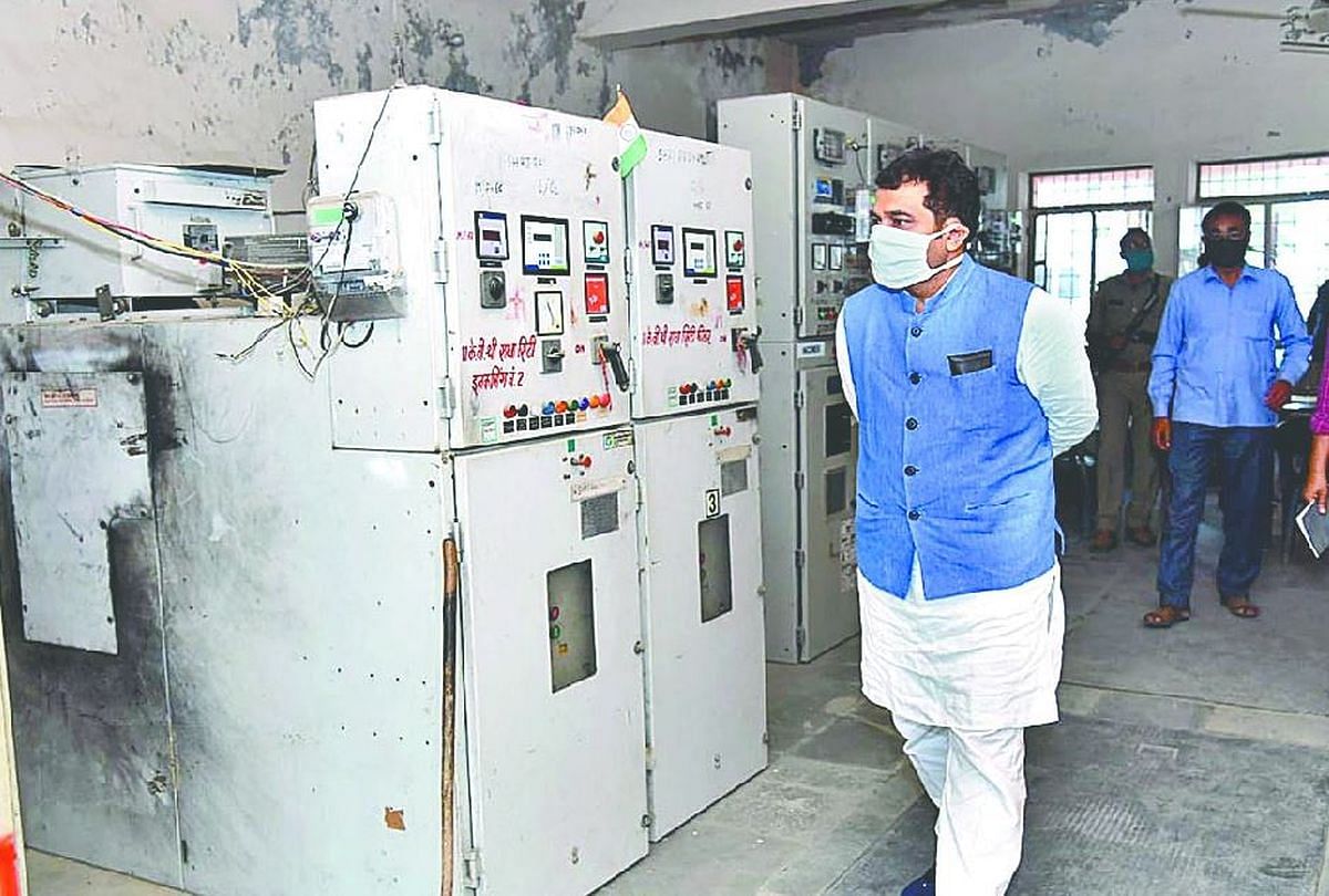 दतिया विद्युत वितरण उपकेंद्र का निरीक्षण करते ऊर्जा मंत्री श्रीकांत शर्मा