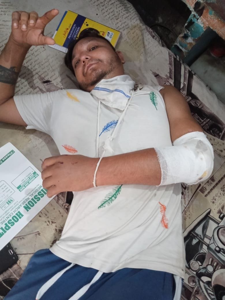 सांड़ की चपेट में आकर घायल हुआ दिल्ली निवासी रोहित।