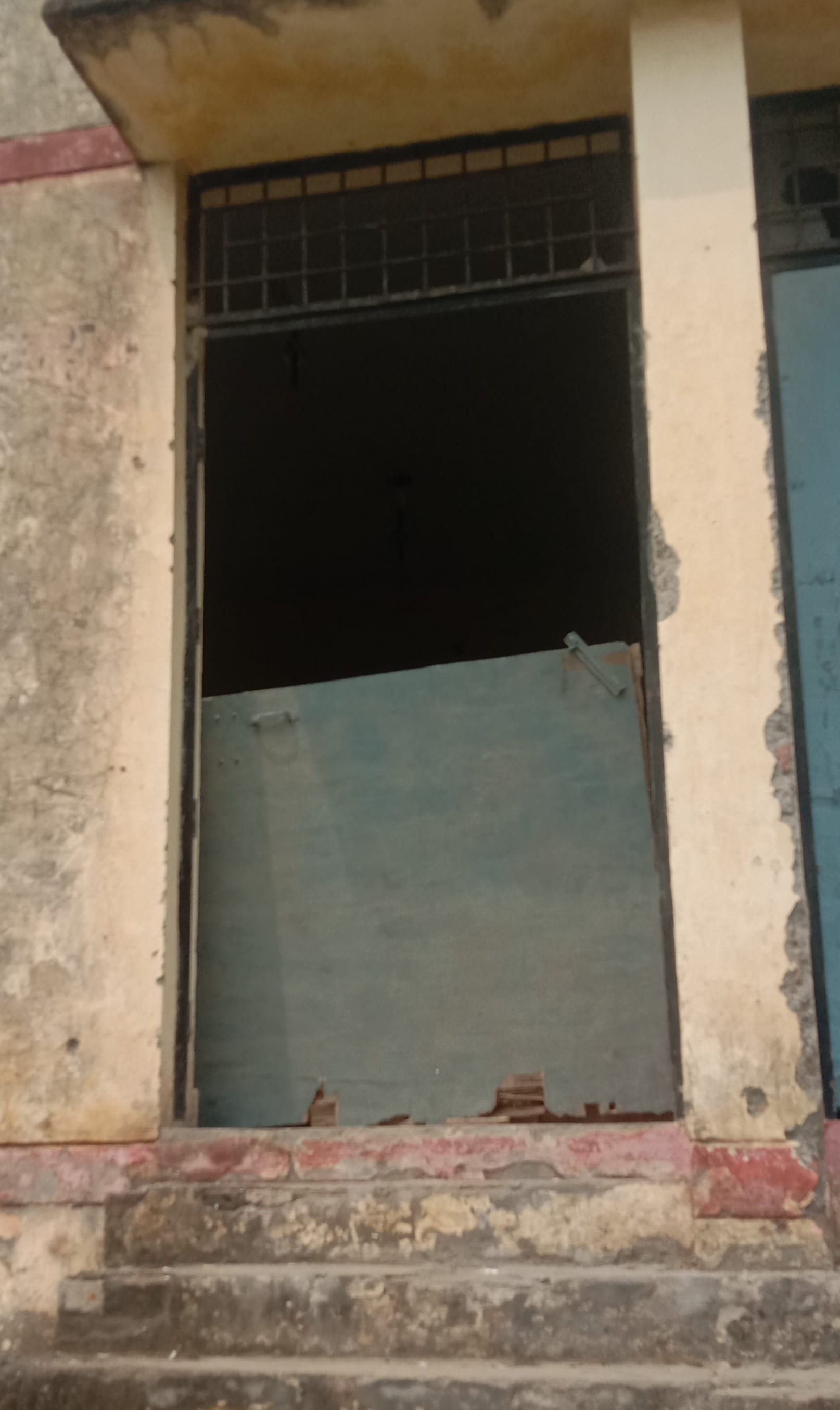 जीजीआईसी में एक कक्ष का टूटा हुआ दरवाजा। जीजीआईसी में एक कक्ष का टूटा हुआ दरवाजा।
