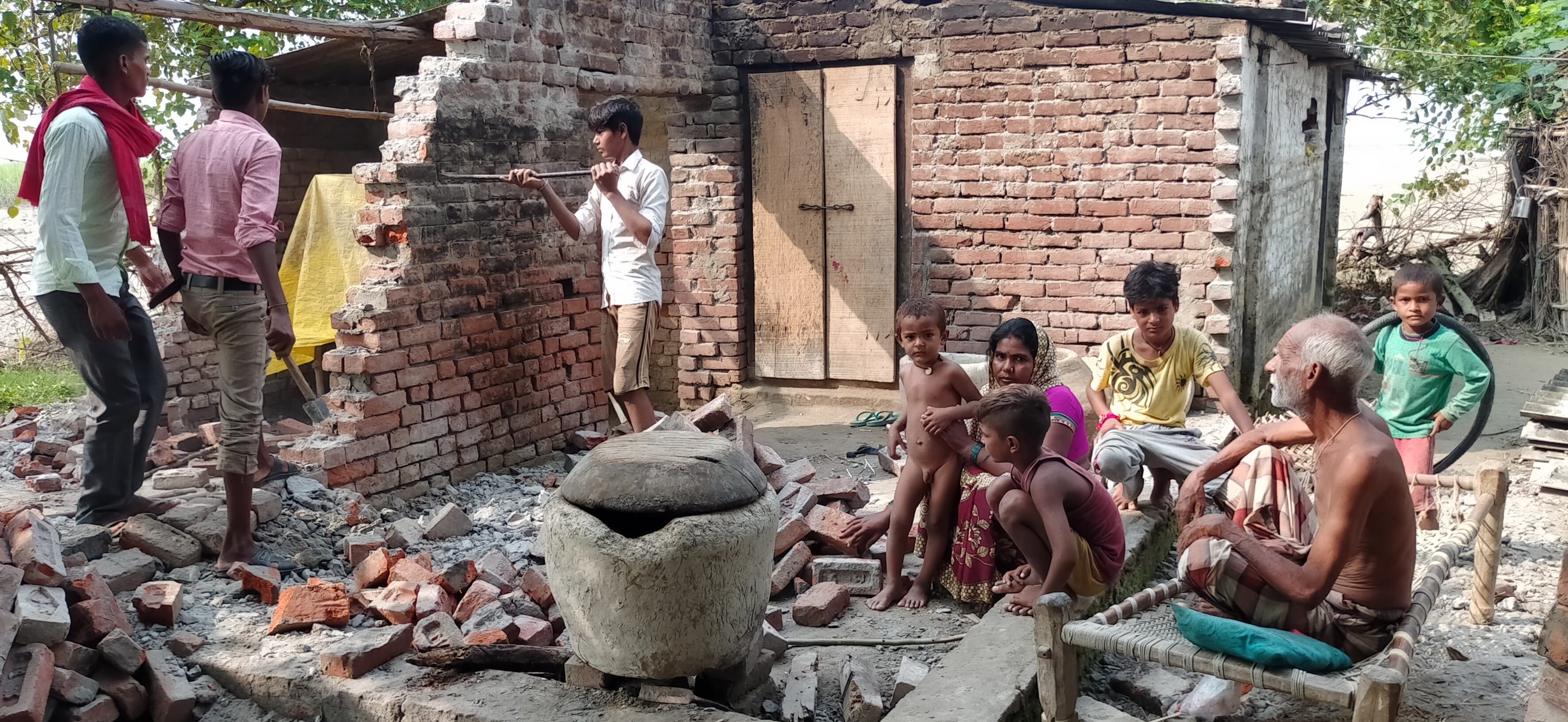 सगड़ी के देवारा खास राजा बगहवा में घाघरा की कटान से प्रभावित लोग अपने घर को तोड़ते। सगड़ी के देवारा खास राजा बगहवा में घाघरा की कटान से प्रभावित लोग अपने घर को तोड़ते।
