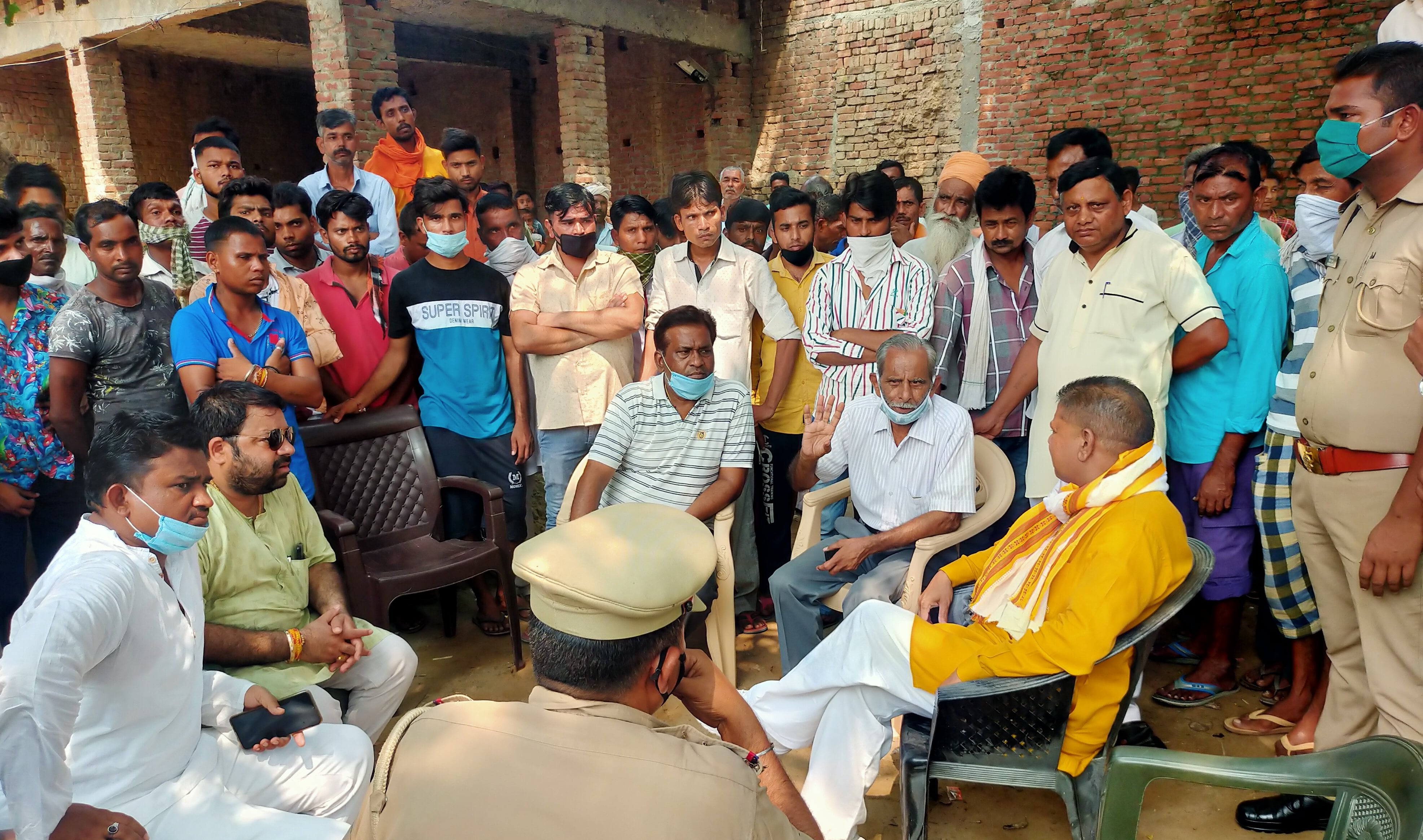 बिजनौर मर्डर: हल्दौर के मोहल्ला खेड़ा में युवती की हत्या के मामले में विधायक ओमकुमार से वार्ता कर बिजनौर मर्डर: हल्दौर के मोहल्ला खेड़ा में युवती की हत्या के मामले में विधायक ओमकुमार से वार्ता कर