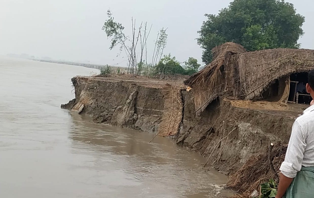सगड़ी के देवारा खास राजा बगहवा में हो रही घाघरा की कटान। सगड़ी के देवारा खास राजा बगहवा में हो रही घाघरा की कटान।