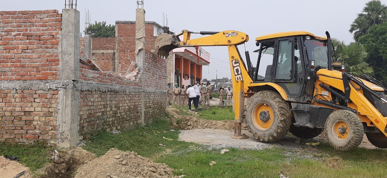 एडीए की ओर से नरौली में गिराया जा रहा अवैध निर्माण। एडीए की ओर से नरौली में गिराया जा रहा अवैध निर्माण।