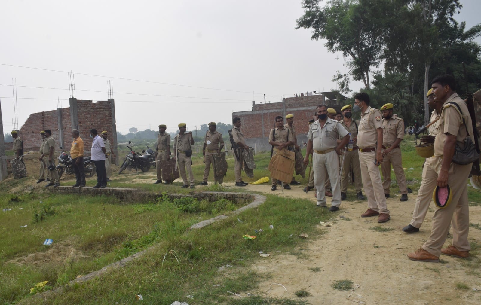 शहर के नरौली क्षेत्र में अवैध निर्माण को पुलिस बल के साथ गिरवाने पहुंचा एडीए। शहर के नरौली क्षेत्र में अवैध निर्माण को पुलिस बल के साथ गिरवाने पहुंचा एडीए।