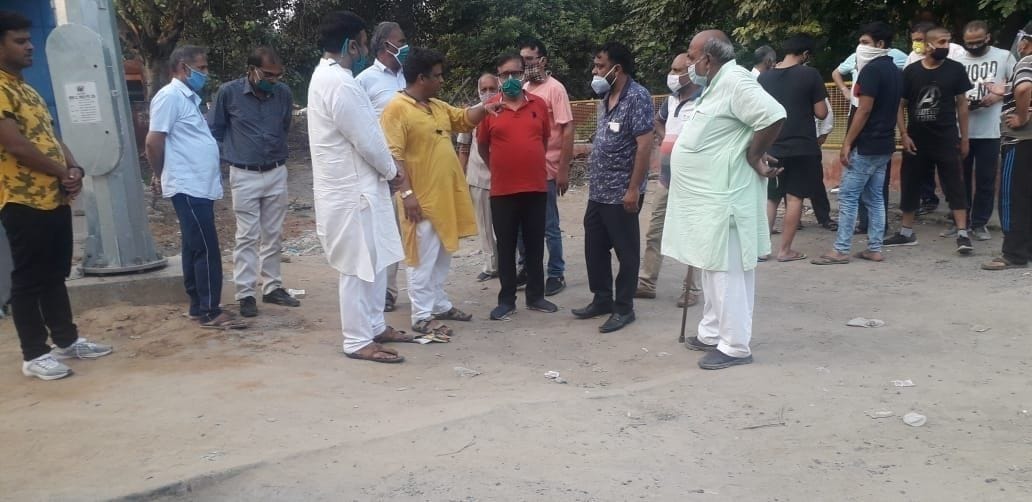 प्लॉट को लेकर हुई हत्या के बाद नागरिक अस्पताल पहुंचे लोग। प्लॉट को लेकर हुई हत्या के बाद नागरिक अस्पताल पहुंचे लोग।