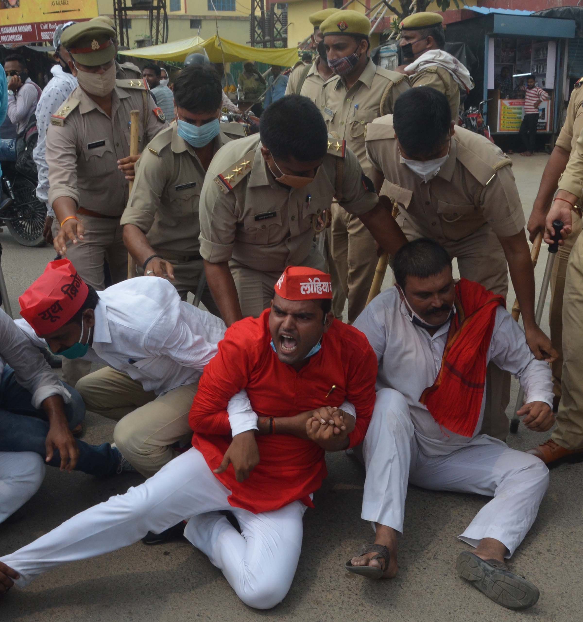 अंबेडकर चौराहे पर जाम लगाये सपा कार्यकर्ताओं को उठाती पुलिस।