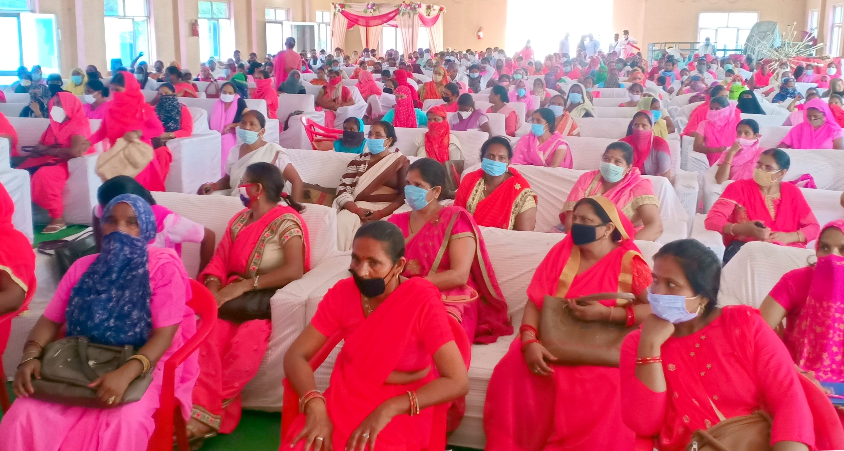 नगीना में एक बैंकेट हॉल में कोविड 19 के प्रशिक्षण कार्यक्रम में उपस्थित आंगनबाड़ी कार्यरकत्रिया?
