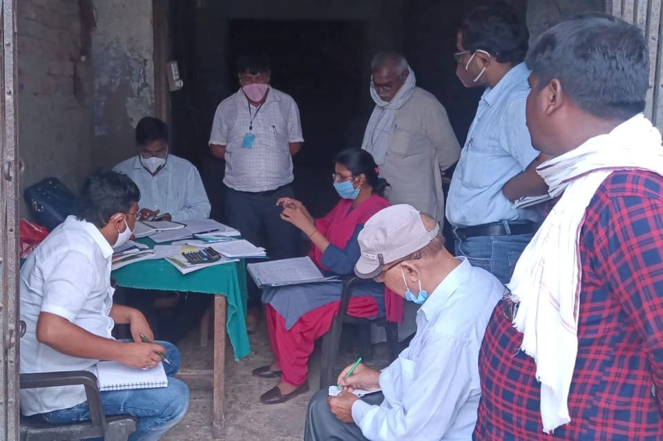 सगड़ी के सरकारी गोदाम की जांच करते एसडीएम अरविंद कुमार सिंह। सगड़ी के सरकारी गोदाम की जांच करते एसडीएम अरविंद कुमार सिंह।