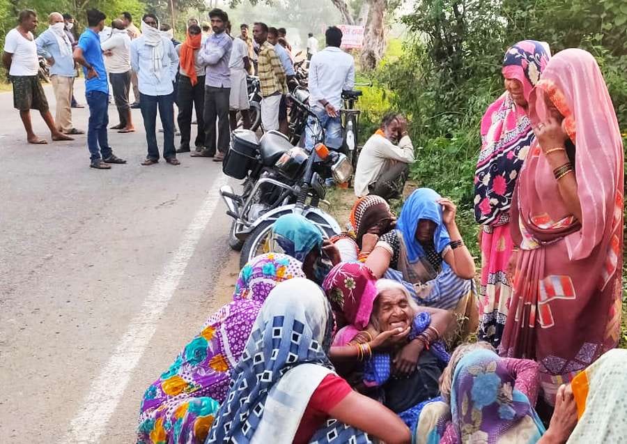 हाईवे पर रोते-बिलखते परिजन हाईवे पर रोते-बिलखते परिजन