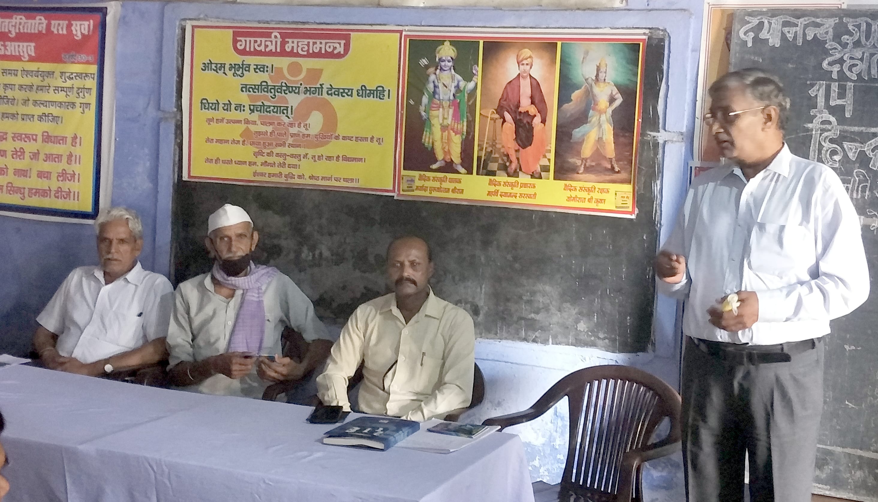 कोतवाली में दयानंद इंटर कॉलेज में हिंदी दिवस पर आयोजित गोष्ठी को संबोधित करते वक्ता। कोतवाली में दयानंद इंटर कॉलेज में हिंदी दिवस पर आयोजित गोष्ठी को संबोधित करते वक्ता।