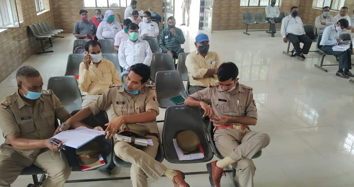 संपूर्ण समाधान दिवस में सोशल डिस्टेंस का पालन करते कर्मचारी