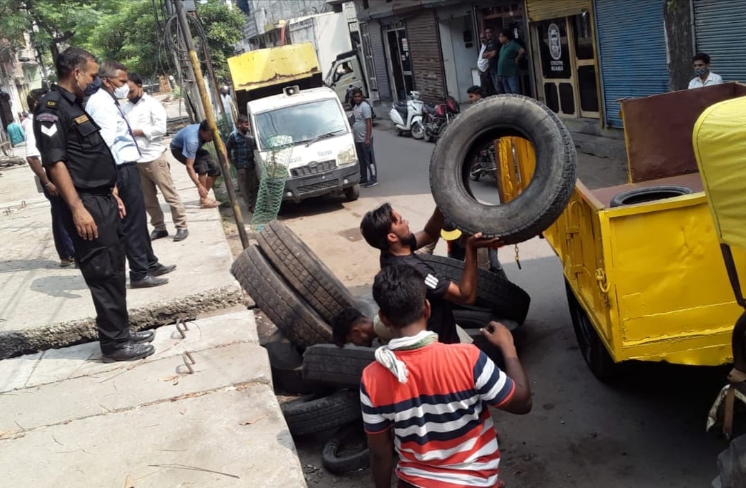 जाटव नगर में वाहन में टायर डालते निगम के कर्मचारी।