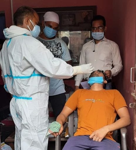 सरधना में कोरोना जांच के लिए सैंपल लेते स्वास्थ्यकर्मी। सरधना में कोरोना जांच के लिए सैंपल लेते स्वास्थ्यकर्मी।