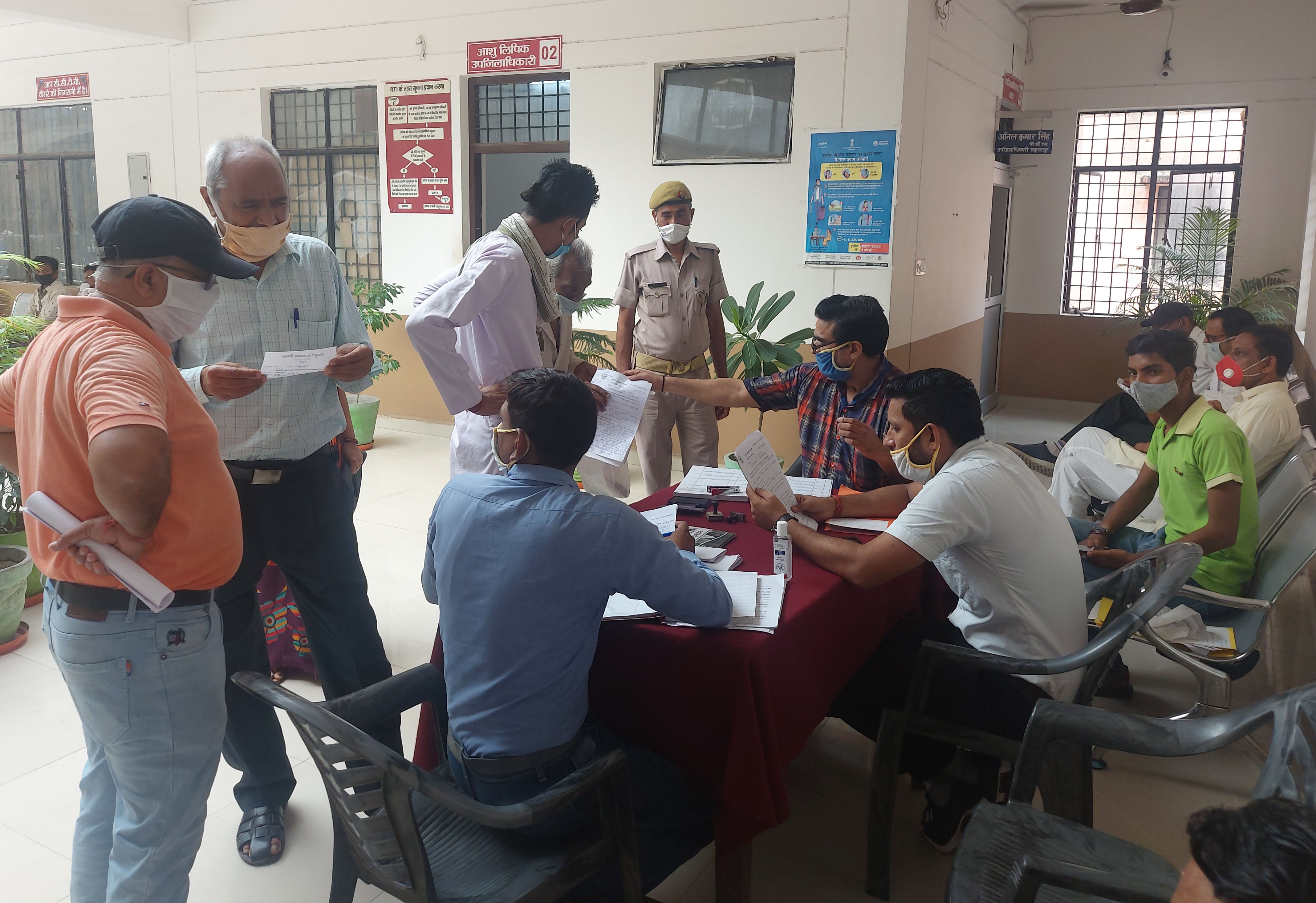 फरियादियों की शिकायतों को दर्ज करती टीम। फरियादियों की शिकायतों को दर्ज करती टीम।