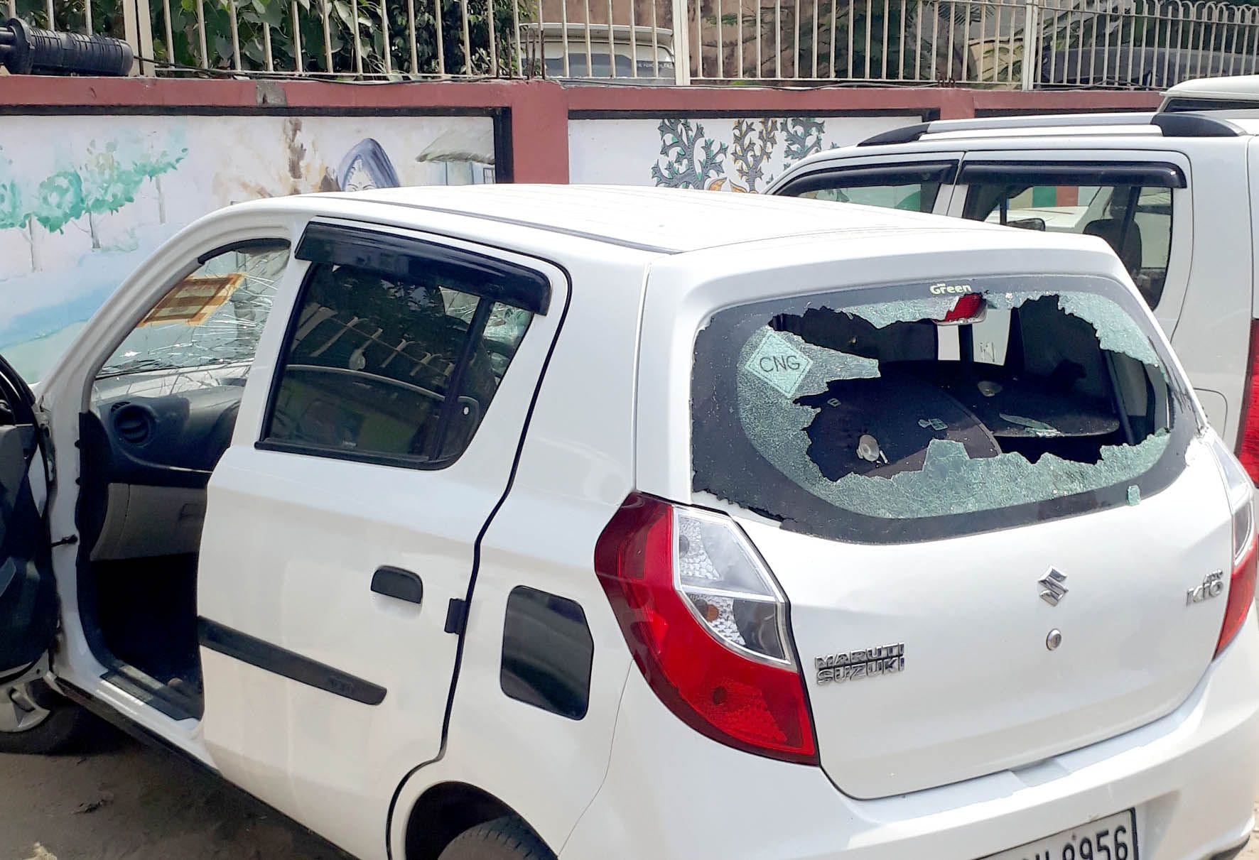 क्षतिग्रस्त कार। क्षतिग्रस्त कार।