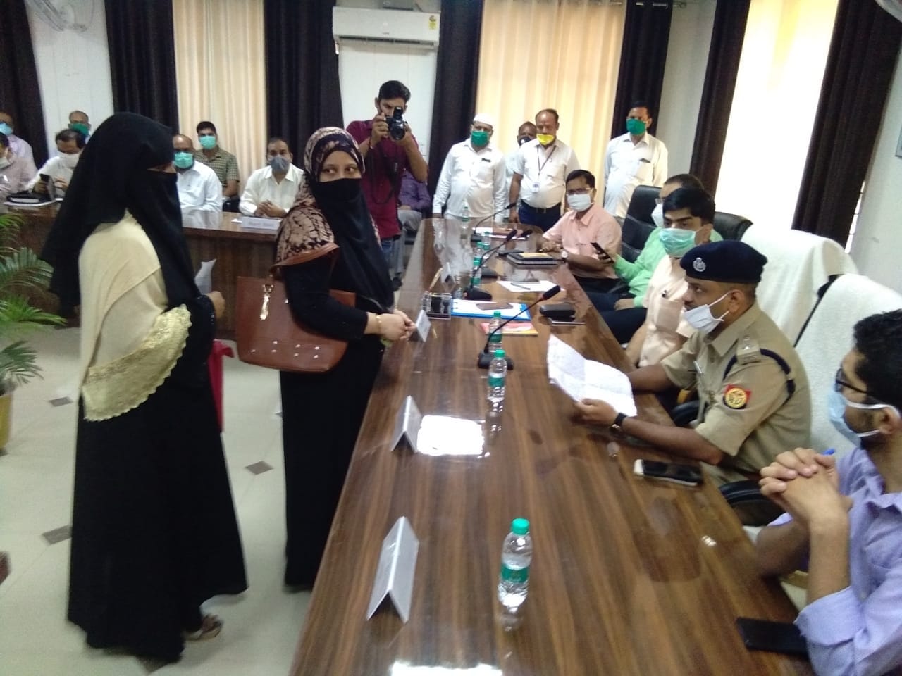 अफसरों के सामने फरियाद रखतीं महिलाएं। अफसरों के सामने फरियाद रखतीं महिलाएं।