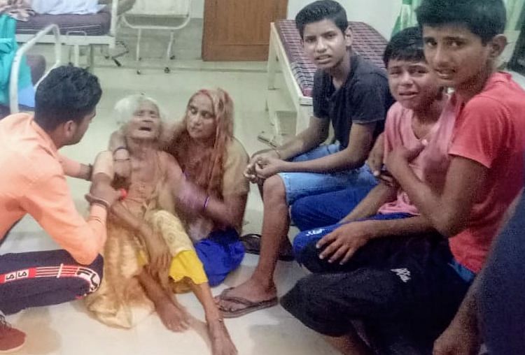 मरीज की मौत के बाद अस्पताल में विलाप करते परिजन। मरीज की मौत के बाद अस्पताल में विलाप करते परिजन।