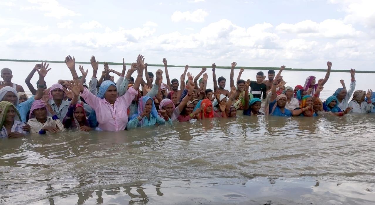 बिजनौर के ग्राम डैबलगढ़ में गंगा में बैठकर धरना प्रदर्शन करते ग्रामीण।(फाइल फोटो) बिजनौर के ग्राम डैबलगढ़ में गंगा में बैठकर धरना प्रदर्शन करते ग्रामीण।(फाइल फोटो)