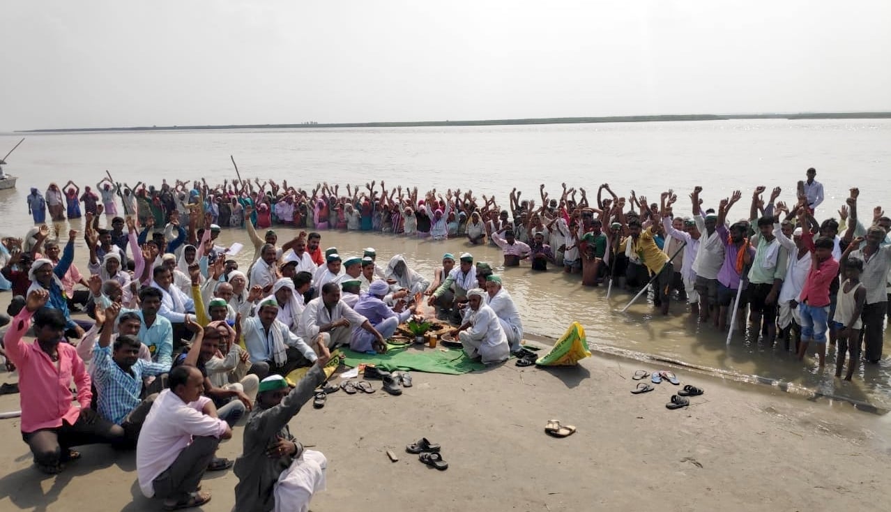 बिजनौर के ग्राम डैबलगढ़ में गंगा किनारे धरना प्रदर्शन करते ग्रामीण। (फाइल फोटो) बिजनौर के ग्राम डैबलगढ़ में गंगा किनारे धरना प्रदर्शन करते ग्रामीण। (फाइल फोटो)