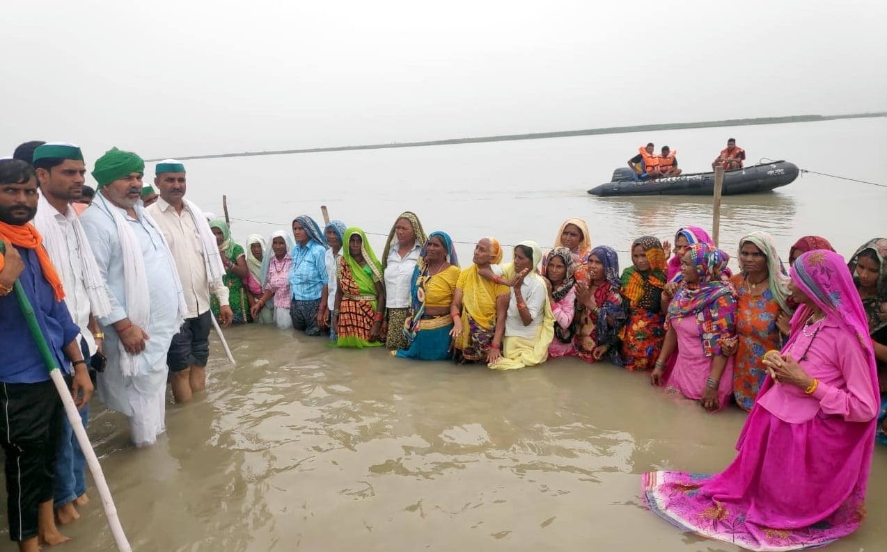 बिजनौर के ग्राम डैबलगढ़ में गंगा किनारे धरना प्रदर्शन करने वाली महिलाओ से वार्ता करते राकेश टिक? बिजनौर के ग्राम डैबलगढ़ में गंगा किनारे धरना प्रदर्शन करने वाली महिलाओ से वार्ता करते राकेश टिक?