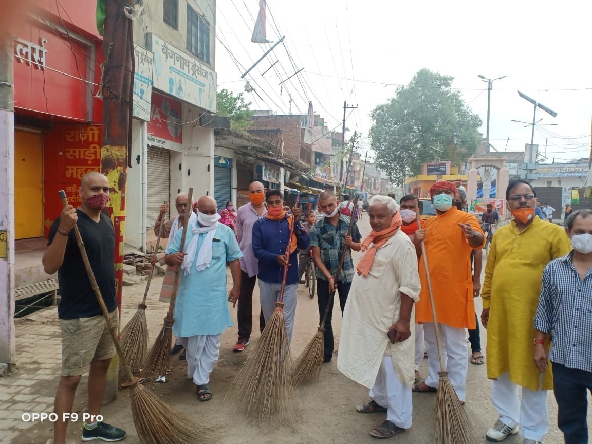 मोदी के जन्मदिन पर सेवा सप्ताह के तीसरे दिन बुधवार को भाजपा पदाधिकारियों ने टोली बनाकर नगर में की मोदी के जन्मदिन पर सेवा सप्ताह के तीसरे दिन बुधवार को भाजपा पदाधिकारियों ने टोली बनाकर नगर में की